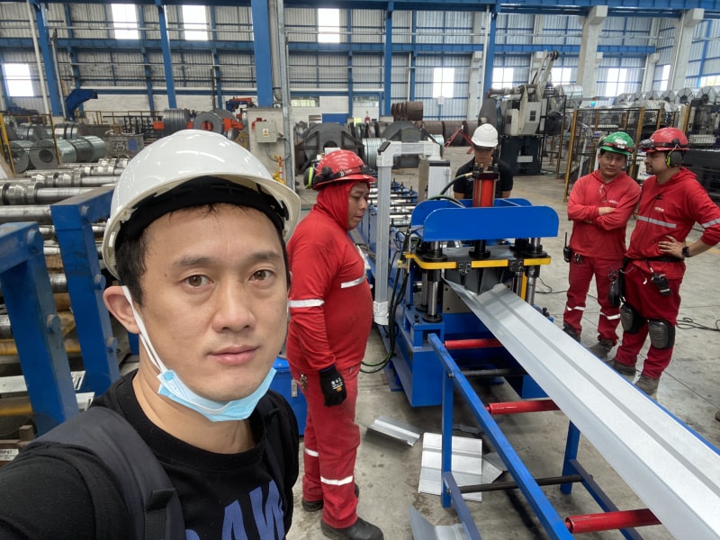 沧州U乐国际冷弯成型设备彩钢脊瓦机顺利抵达厄瓜多尔推动当地产业革新